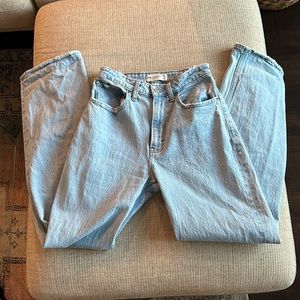 Abercrombie Curve Love High Rise 90s
Relaxed Jeans (25)
